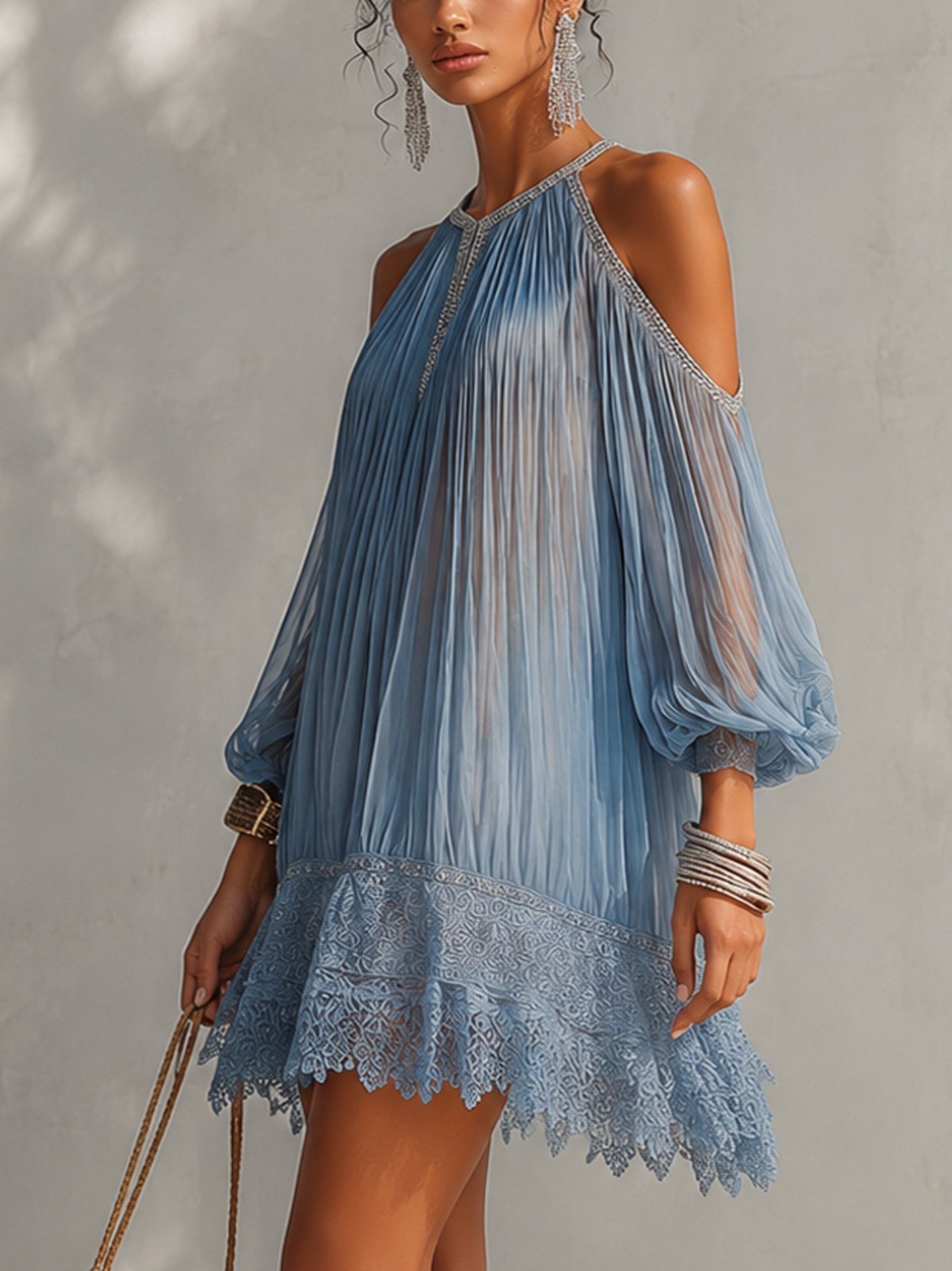 ALBI | Vestido corto azul con hombros descubiertos y fruncido, con dobladillo de encaje