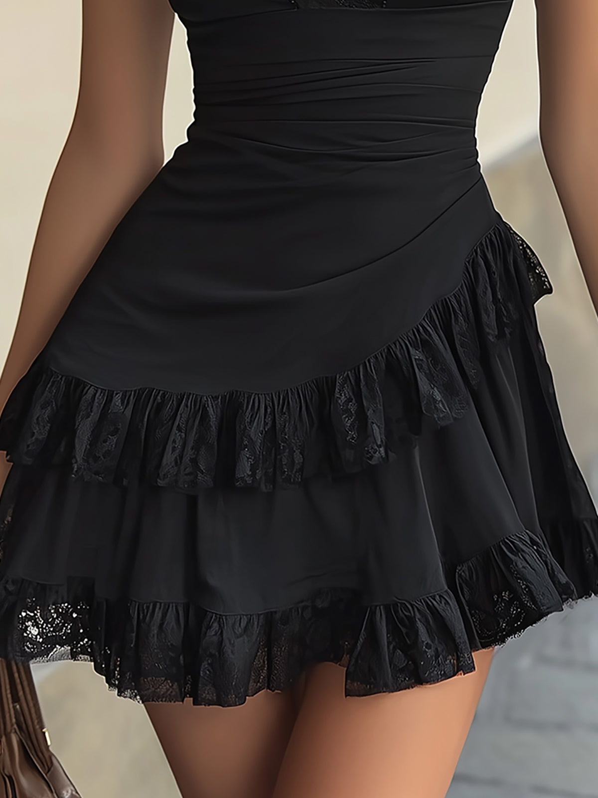 ALBI | Vestido mini con volantes de encaje negro y escote en V