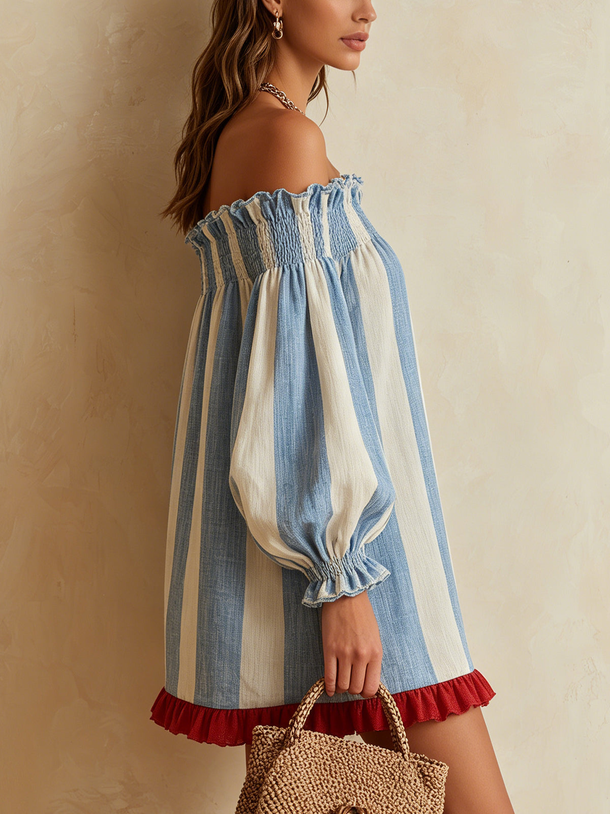 ALBI | Minivestido de rayas azules y blancas con escote de hombros descubiertos y dobladillo en contraste