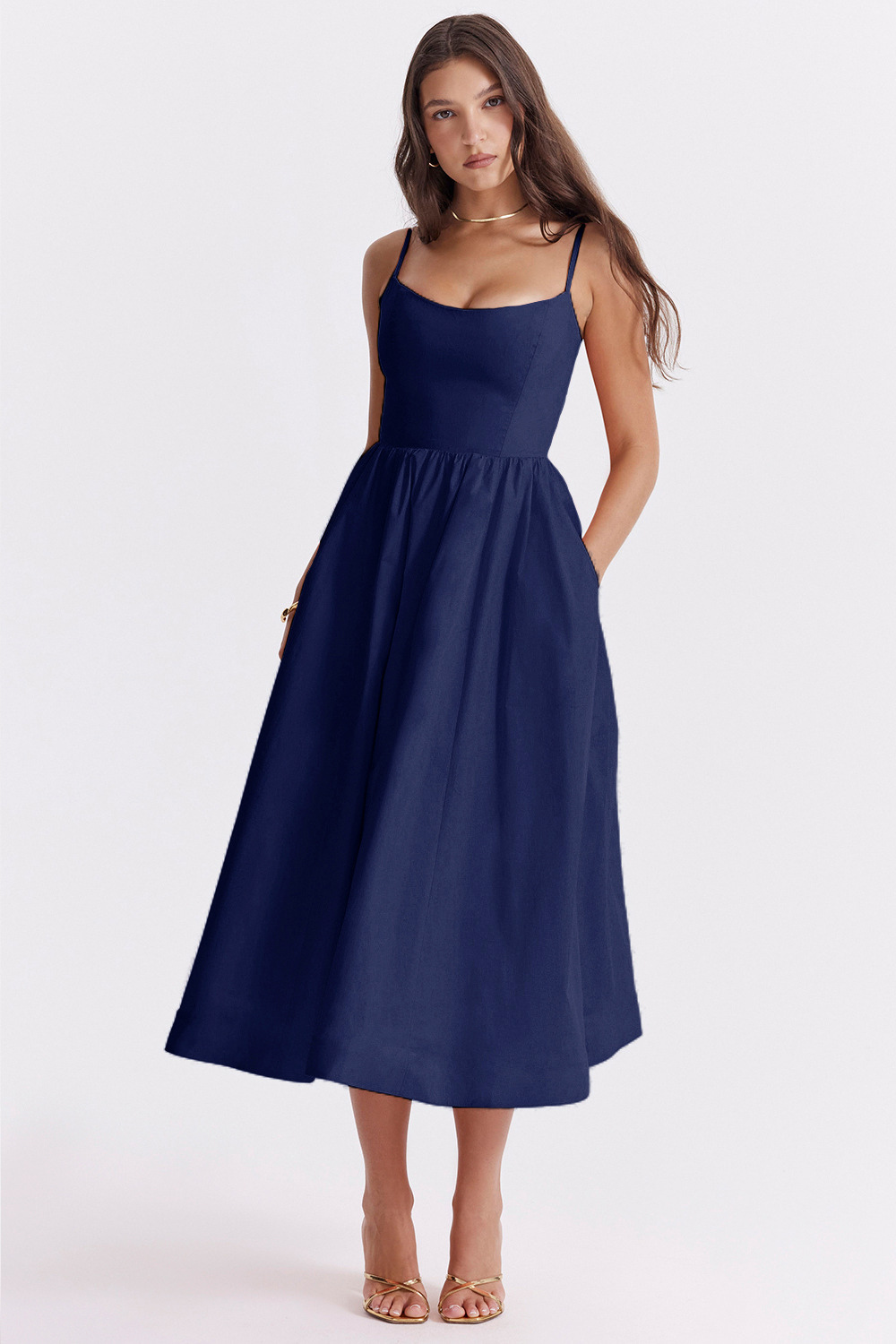 Elegante vestido midi de verano con corte corsé ALBI - Vestidos - puesto en modelo