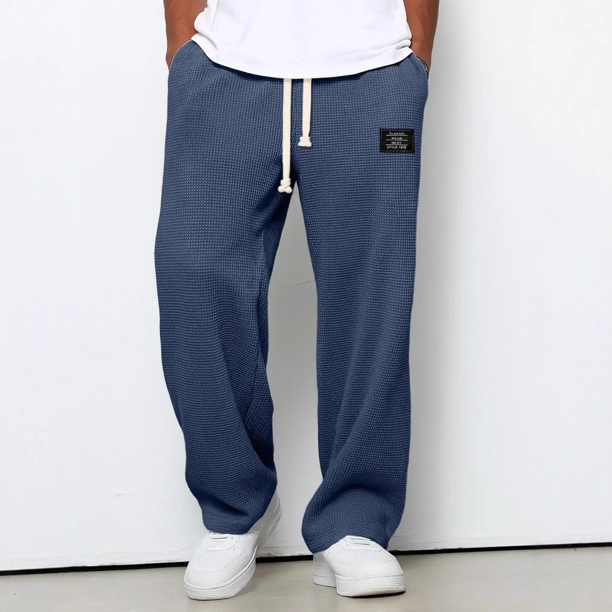 Pantalones anchos con cintura ajustable ALBI - puesto en modelo