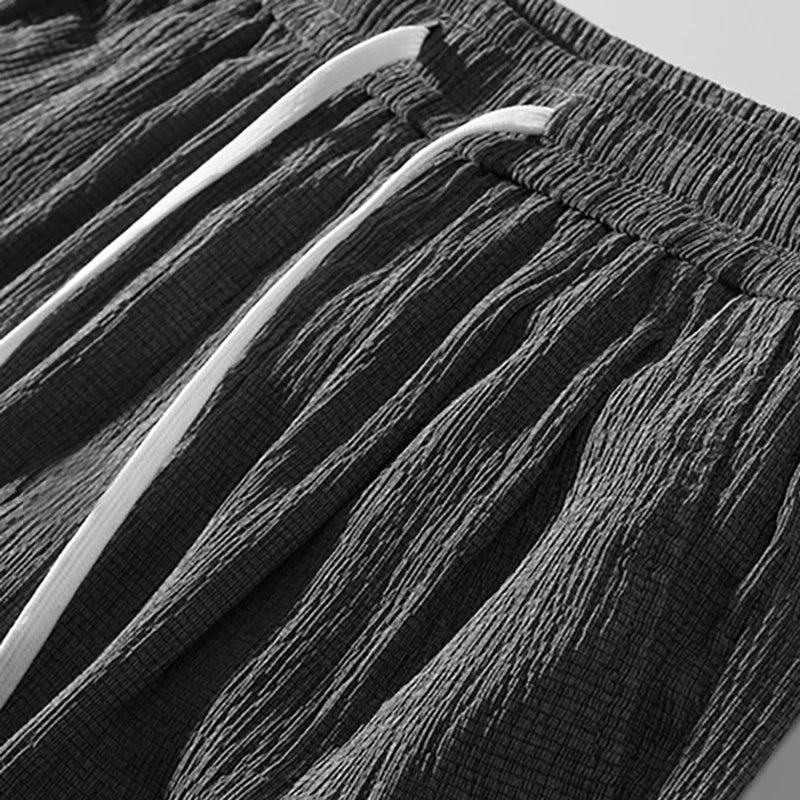 Pantalones cortos deportivos transpirables de seda de hielo ALBI - puesto en modelo