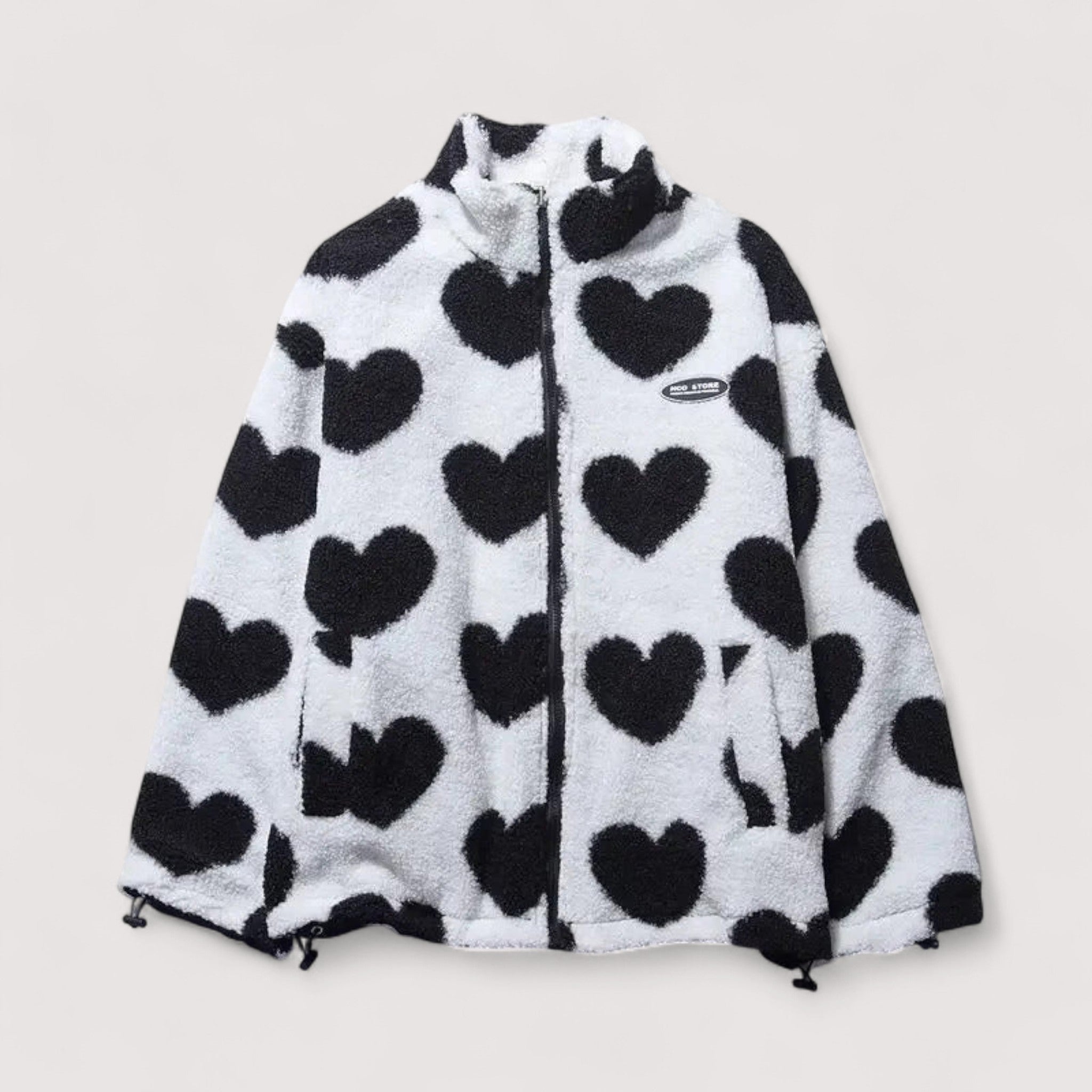 Chaqueta reversible con diseño de corazones ALBI - puesto en modelo