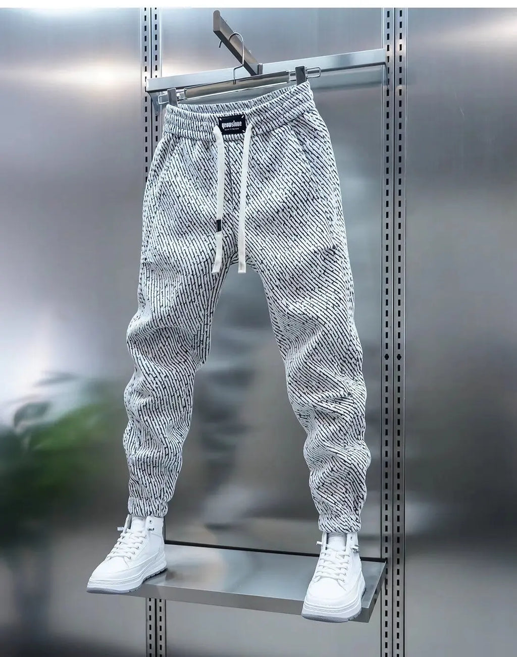 Pantalones de chándal ajustados con cintura elástica ALBI - puesto en modelo