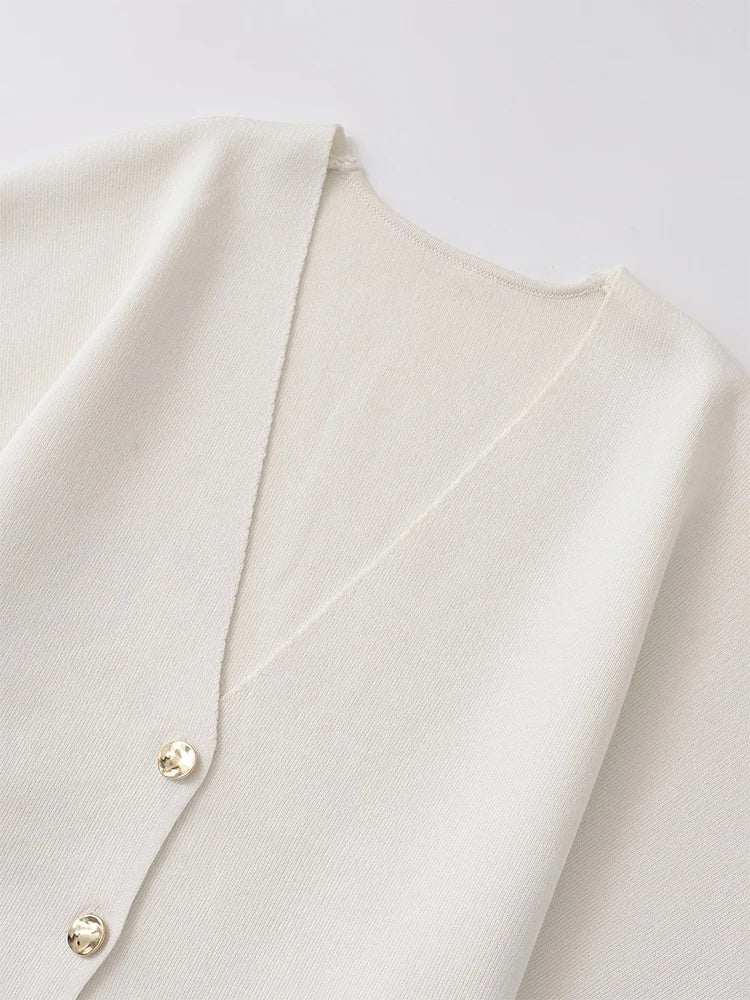 Blusa minimalista y elegante con cierre de botones ALBI - Blusas - imagen 11