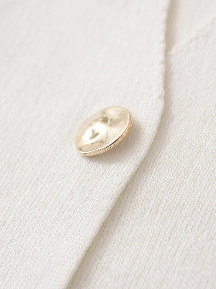 Blusa minimalista y elegante con cierre de botones ALBI - Blusas - imagen 10