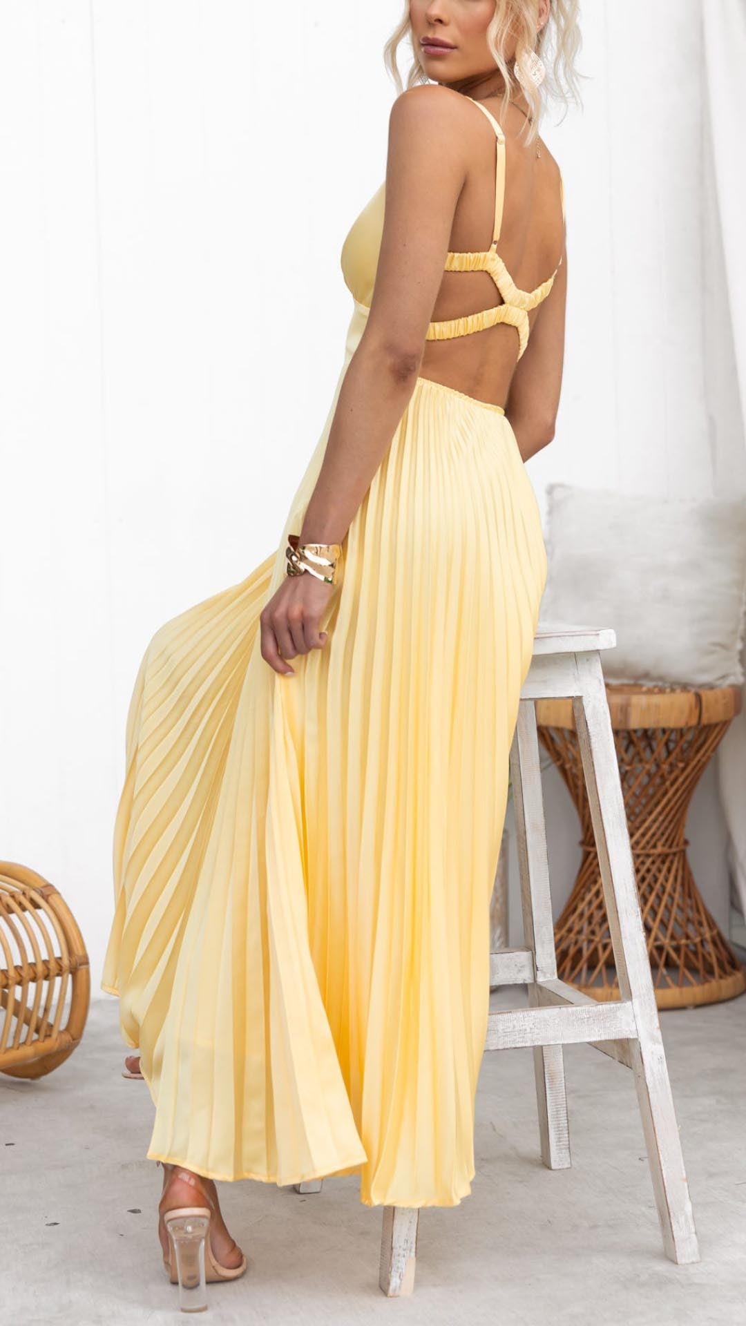 Elegante vestido largo con una caída suave ALBI - Vestidos - puesto en modelo