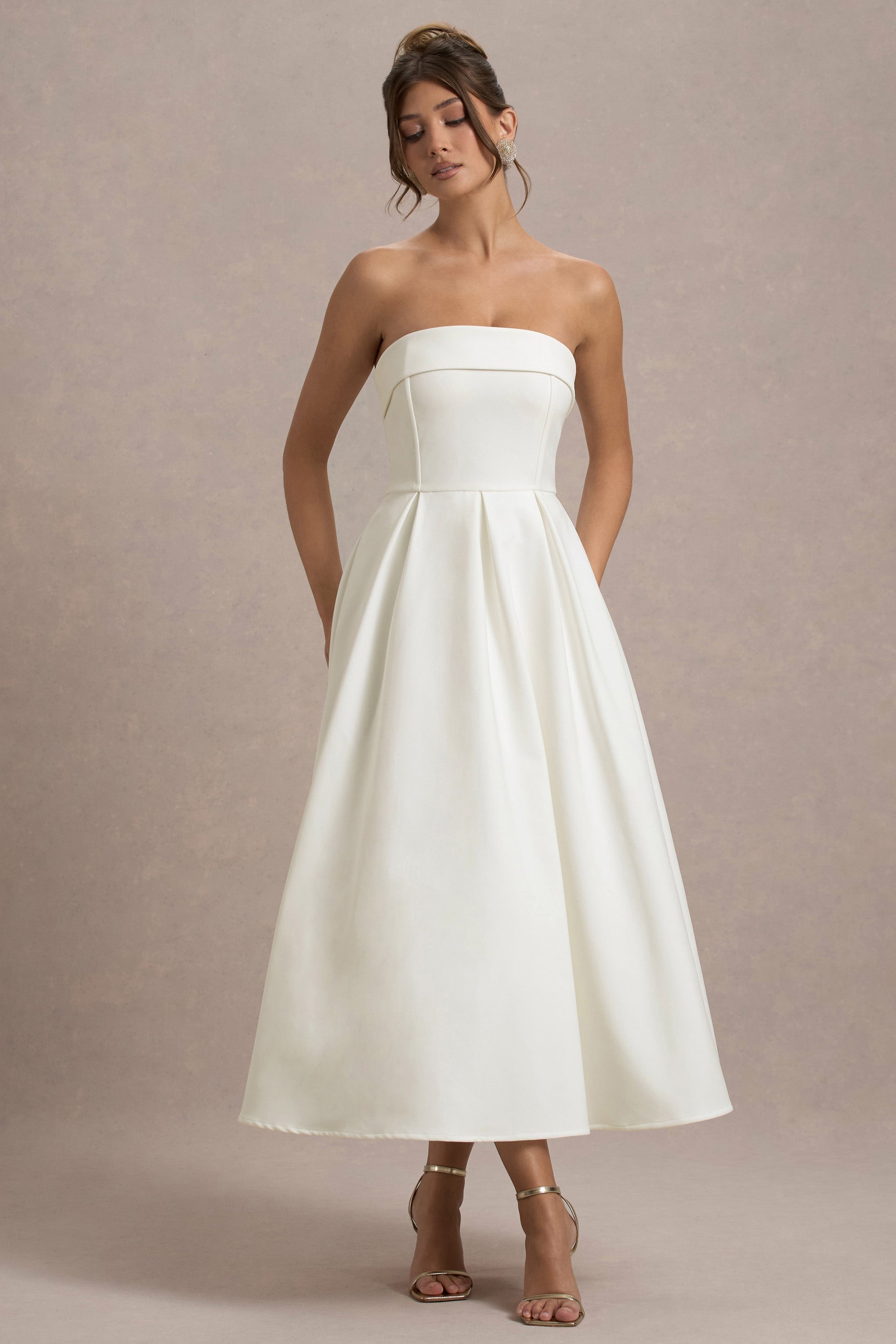 Elegante vestido midi con escote sin hombros ALBI - Vestidos - puesto en modelo