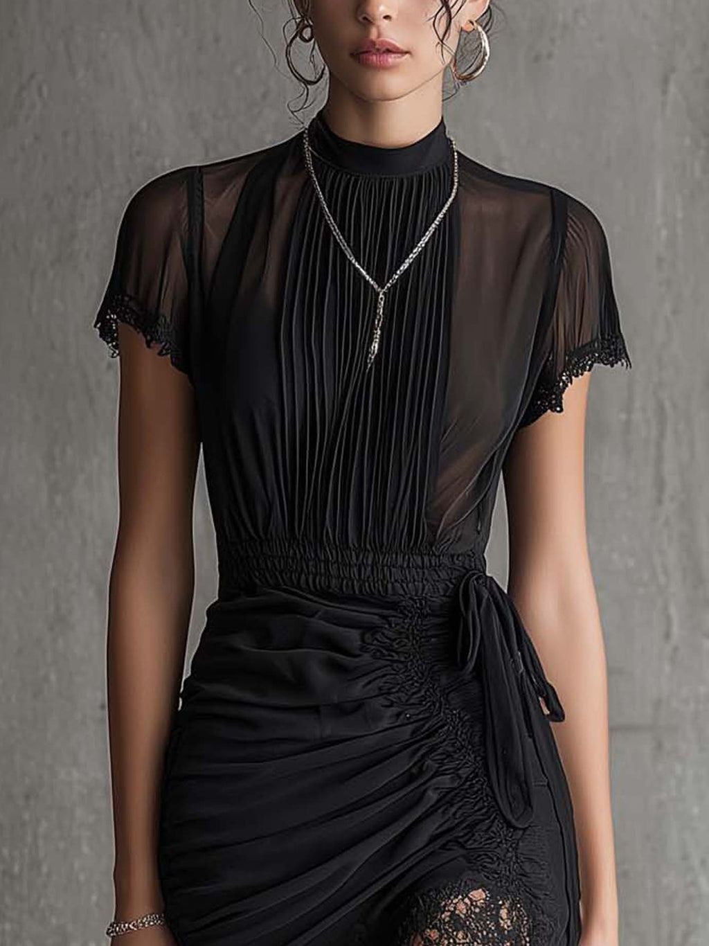 ALBI | Vestido mini de chiffon negro con cintura plisada y borde de encaje