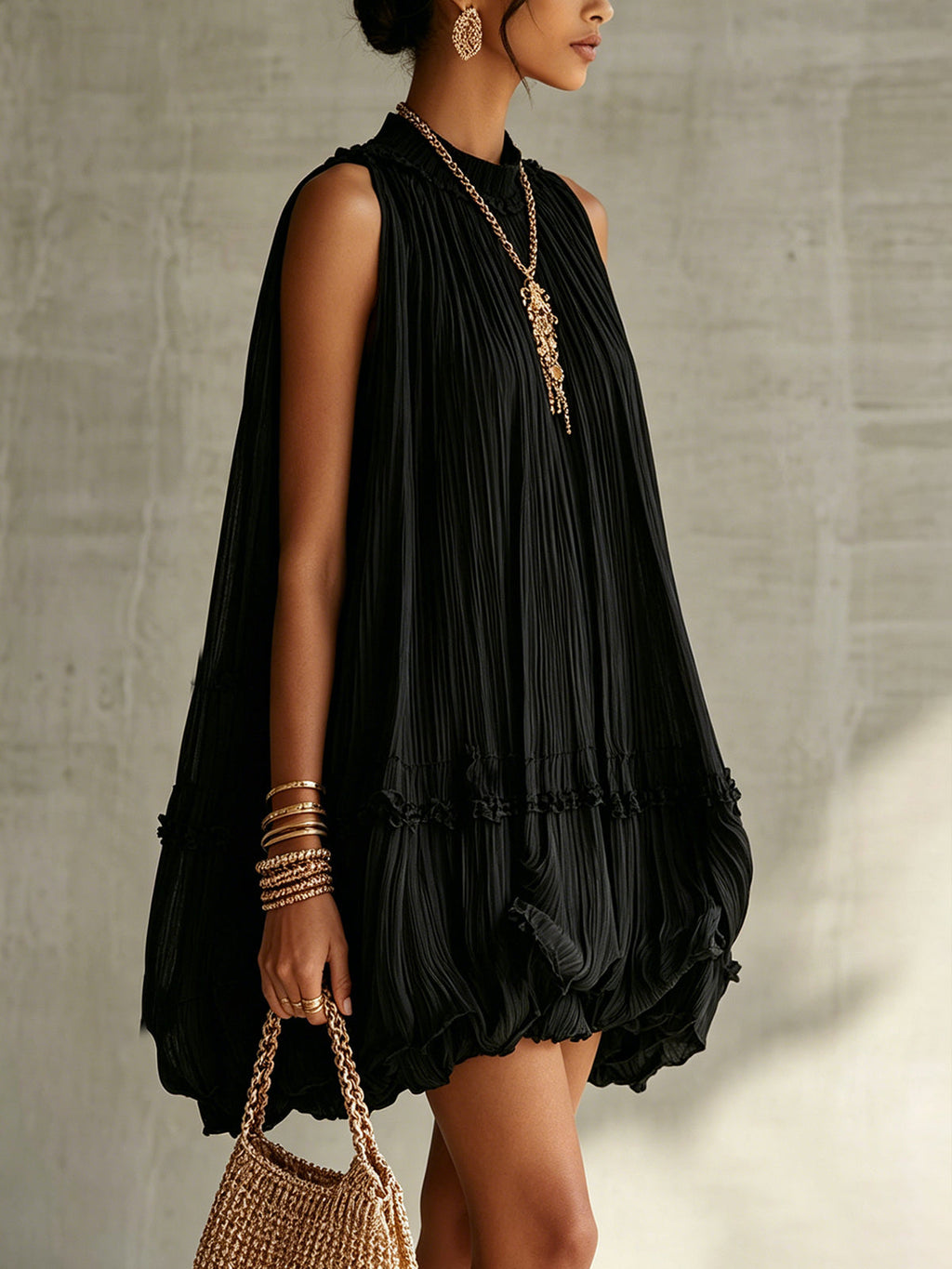 ALBI | Vestido mini burbuja de chifón negro con cuello halter y volantes