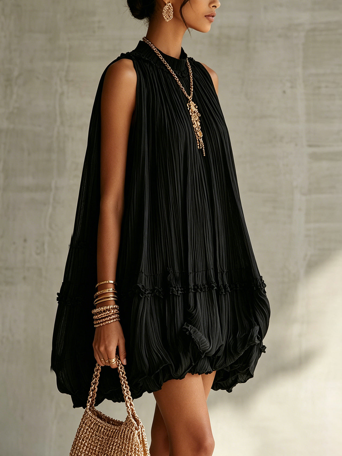 ALBI | Vestido mini burbuja de chifón negro con cuello halter y volantes
