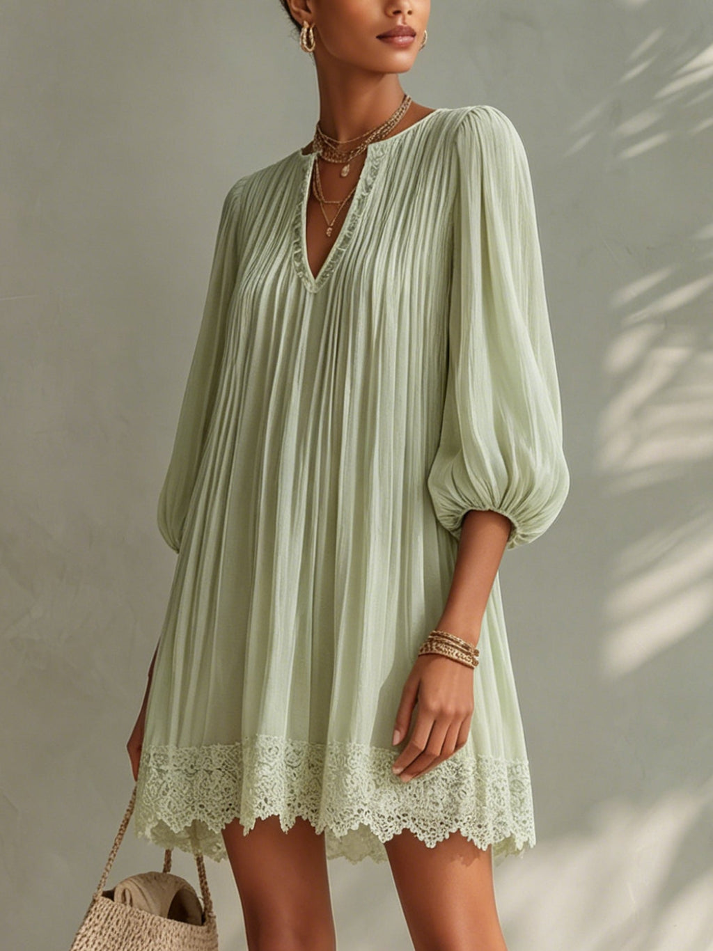 ALBI | Vestido corto de chifón plisado verde claro con mangas farol de encaje
