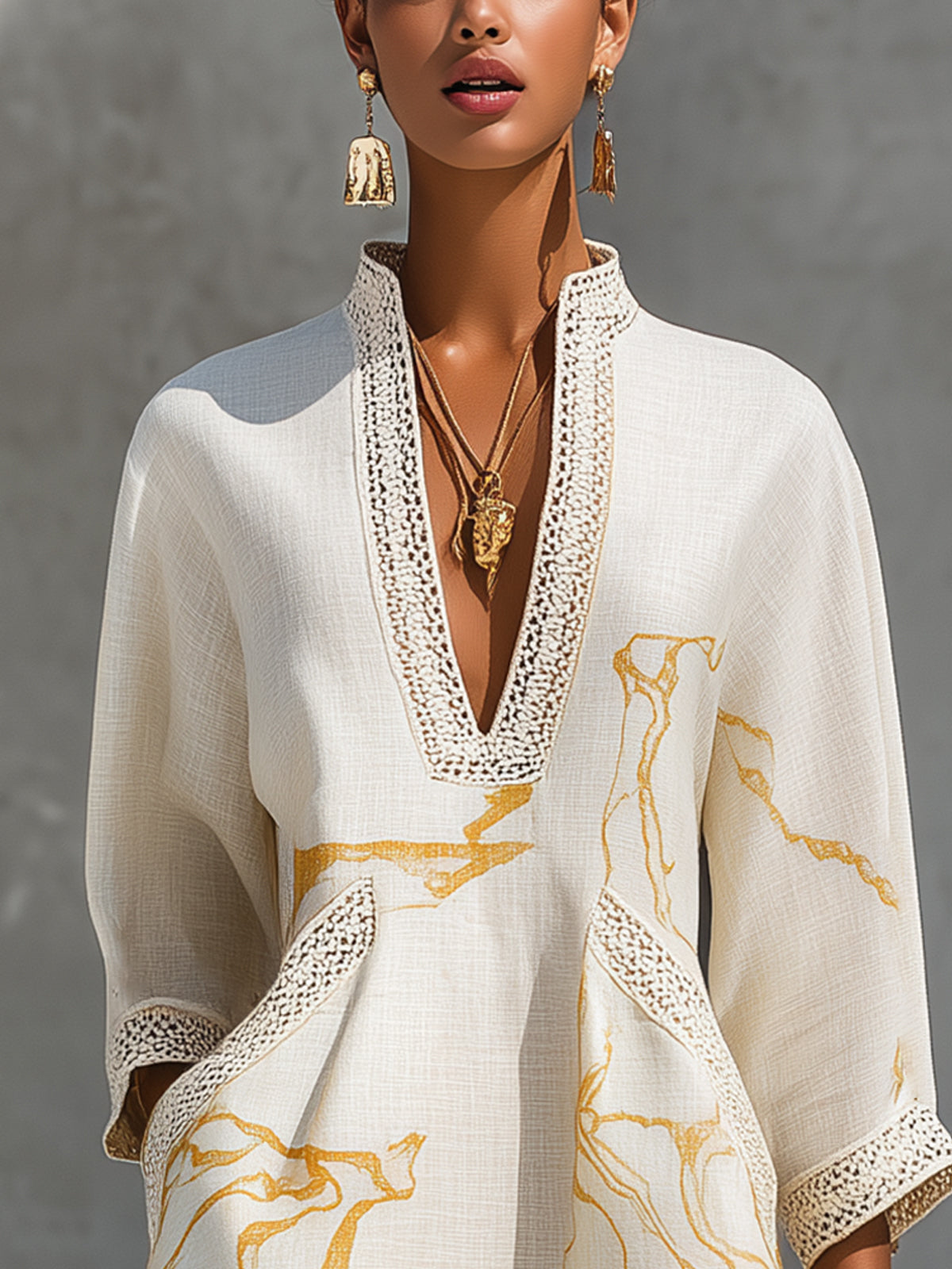 ALBI | Vestido mini de encaje de crochet con escote en V en oro marfil
