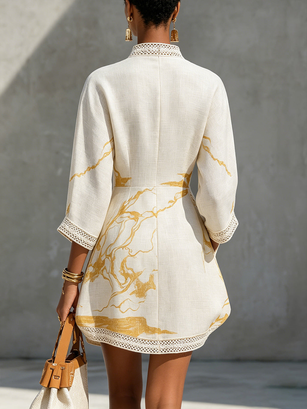 ALBI | Vestido mini de encaje de crochet con escote en V en oro marfil