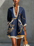 ALBI | Vestido mini de encaje de ganchillo con escote en V, estampado en dorado y azul marino