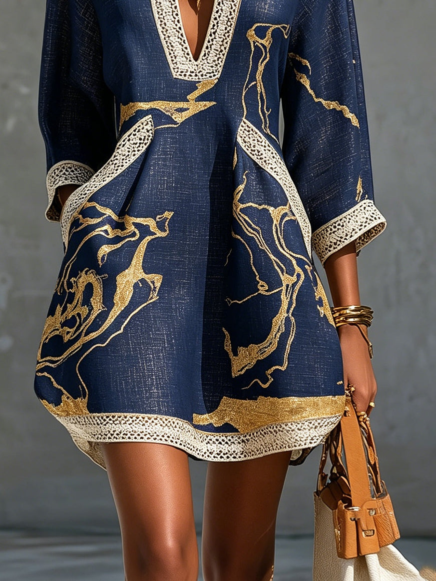 ALBI | Vestido mini de encaje de ganchillo con escote en V, estampado en dorado y azul marino
