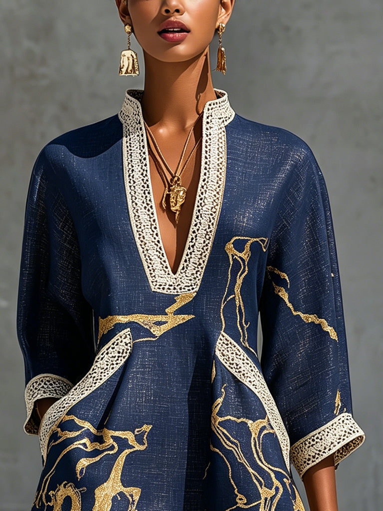 ALBI | Vestido mini de encaje de ganchillo con escote en V, estampado en dorado y azul marino