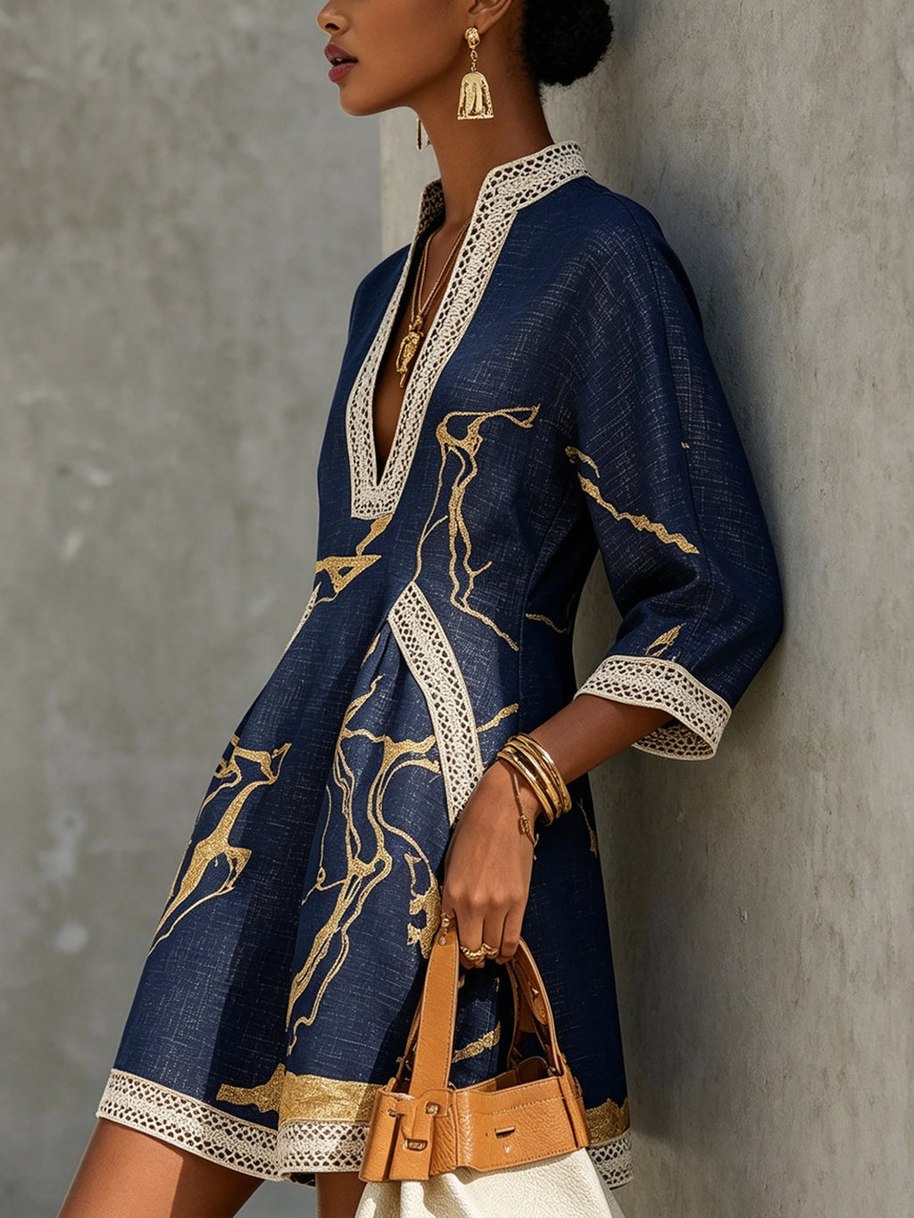 ALBI | Vestido mini de encaje de ganchillo con escote en V, estampado en dorado y azul marino