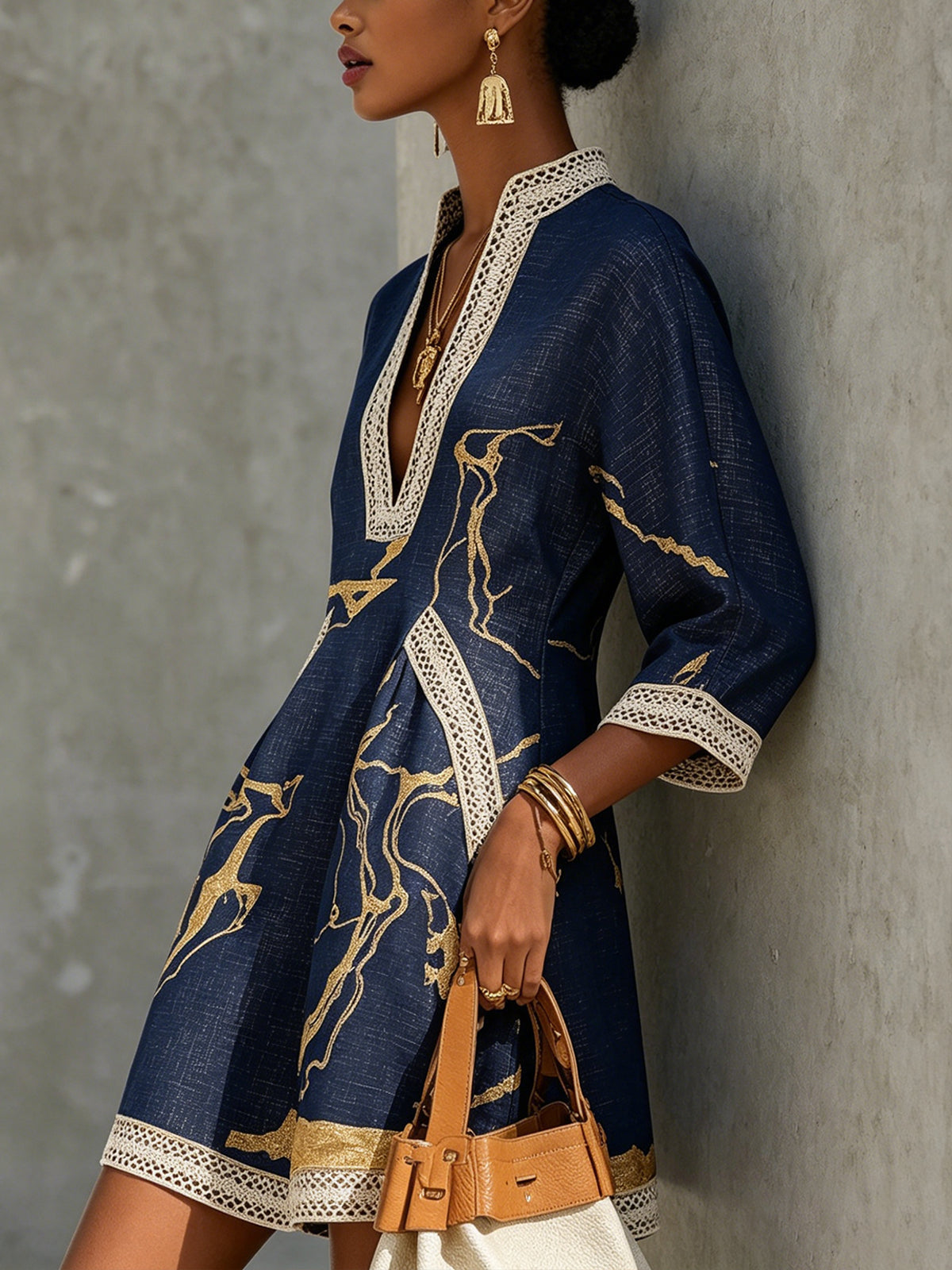 ALBI | Vestido mini de encaje de ganchillo con escote en V, estampado en dorado y azul marino