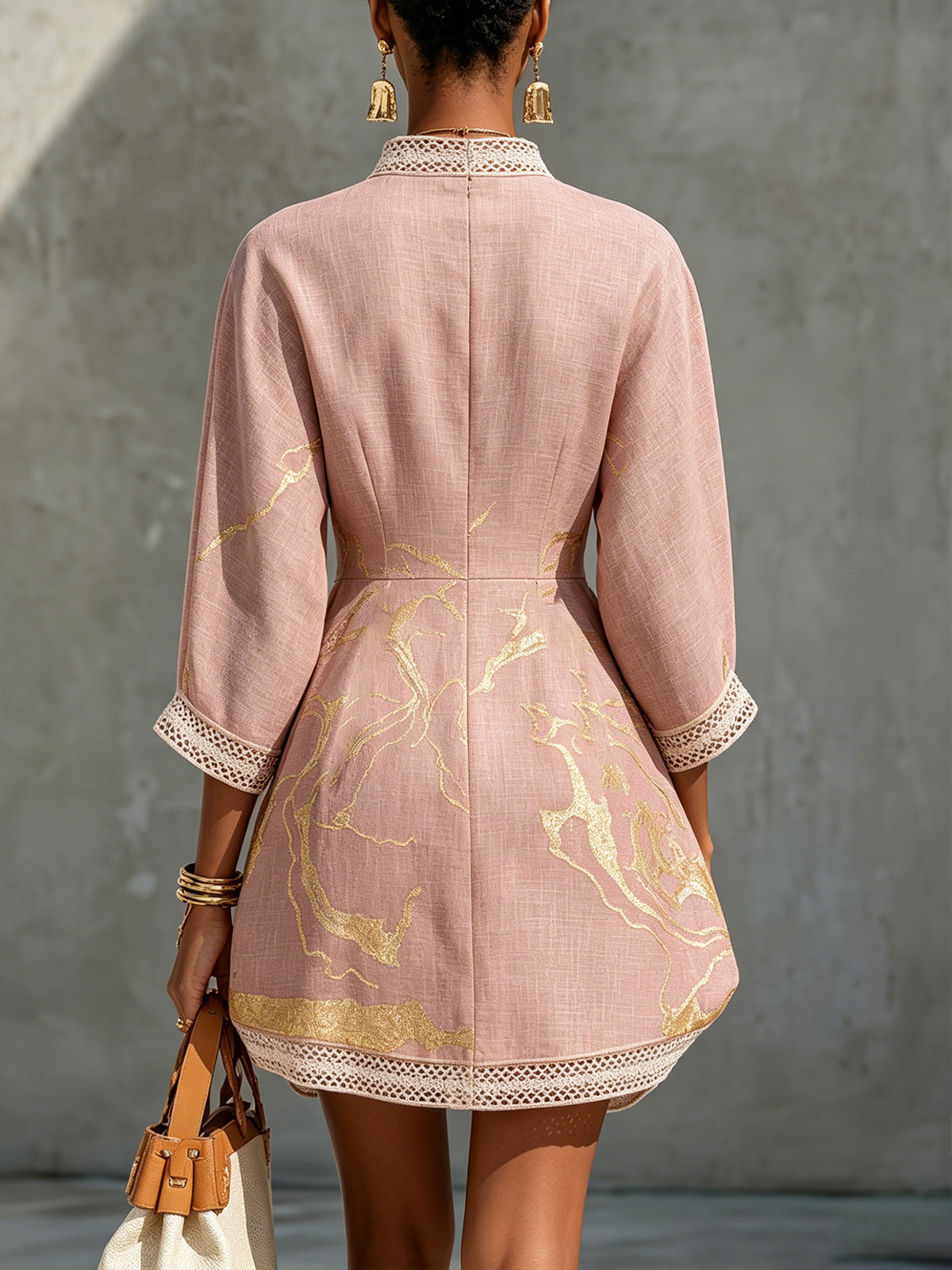 ALBI | Vestido corto de encaje de crochet con escote en V en oro rosa