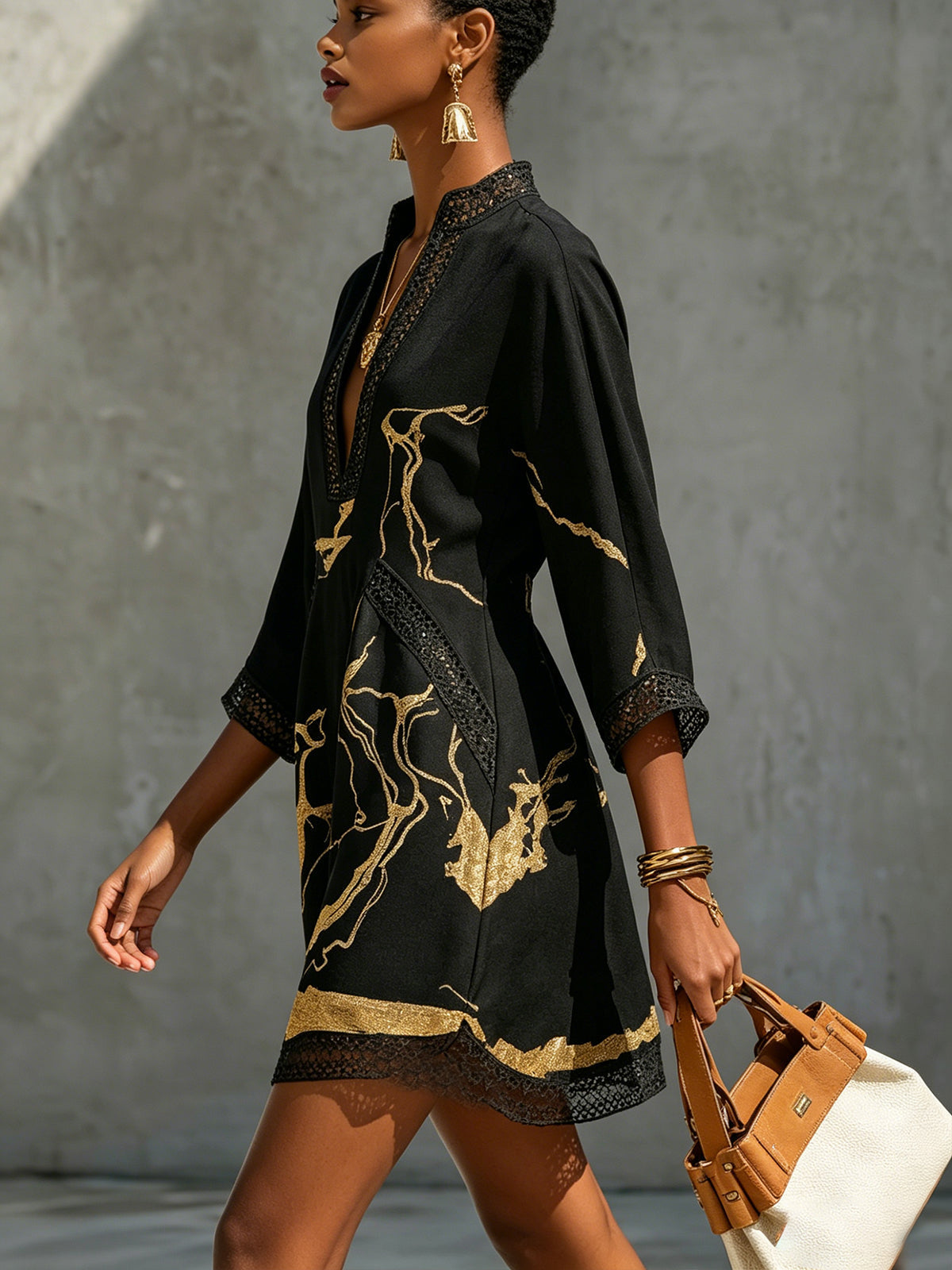 ALBI | Vestido mini de encaje de crochet con estampado en negro y dorado y escote en V