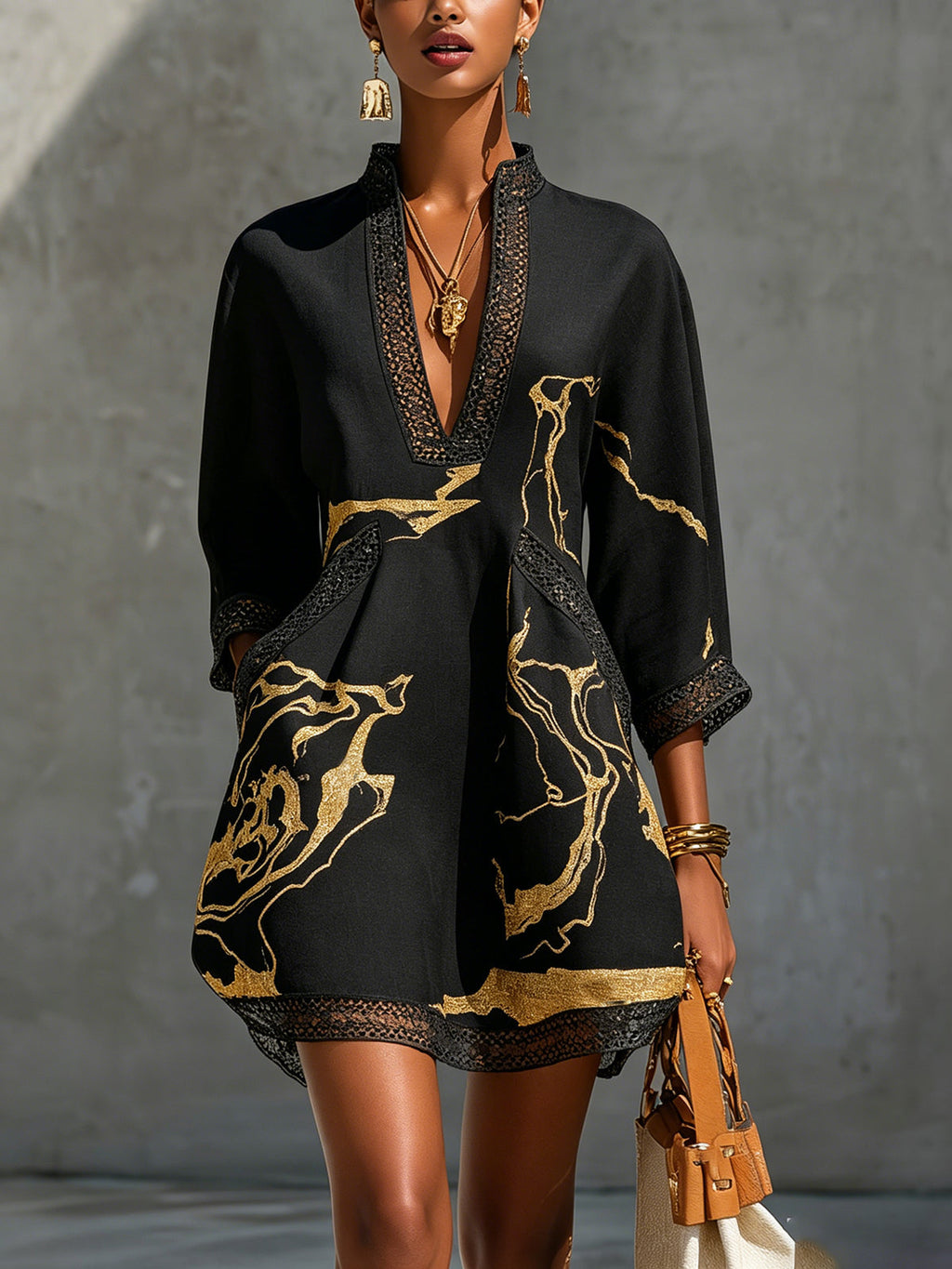 ALBI | Vestido mini de encaje de crochet con estampado en negro y dorado y escote en V