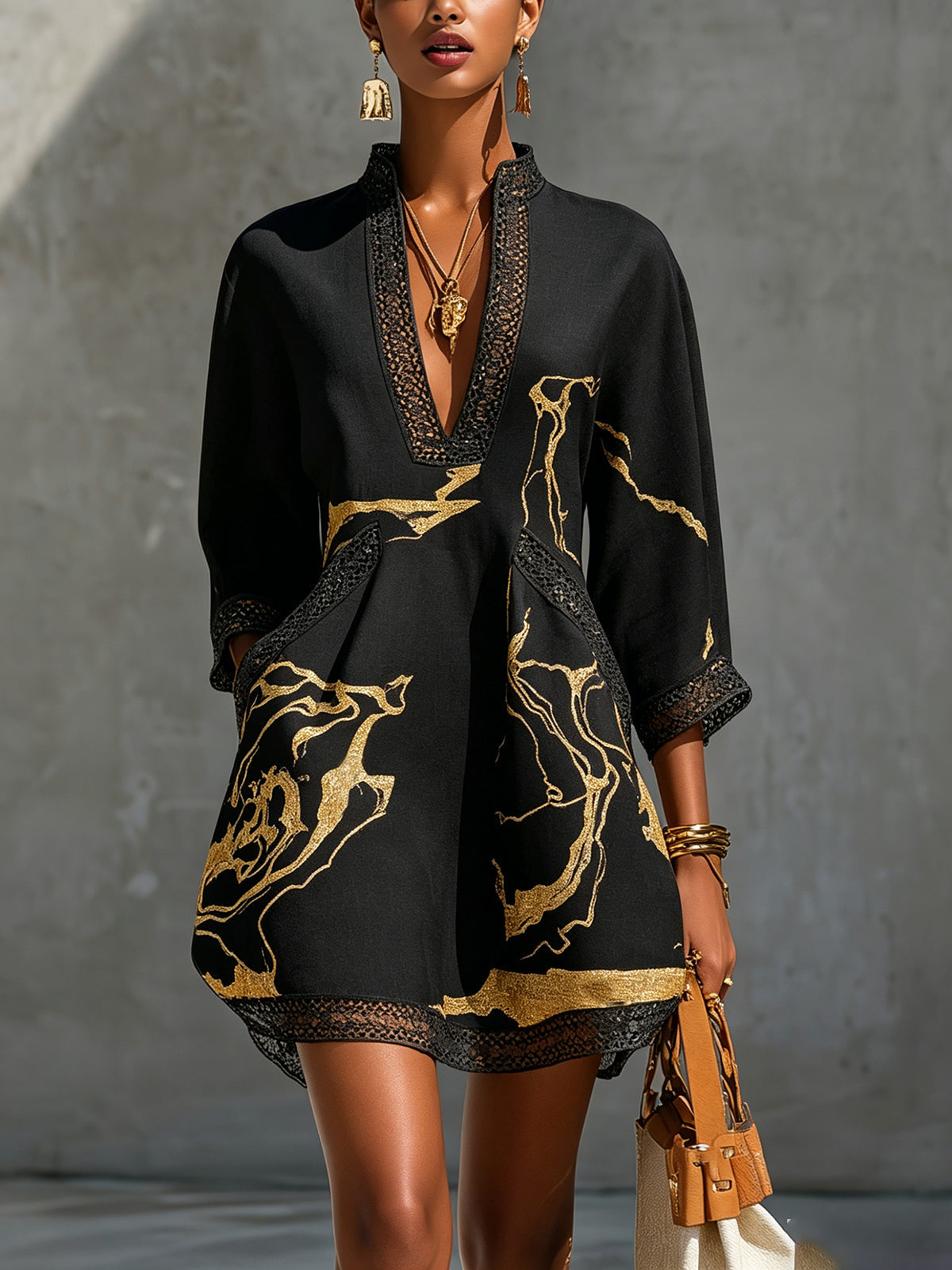 ALBI | Vestido mini de encaje de crochet con estampado en negro y dorado y escote en V