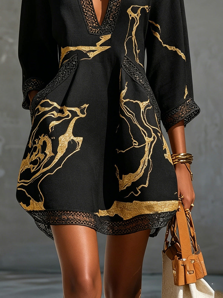 ALBI | Vestido mini de encaje de crochet con estampado en negro y dorado y escote en V