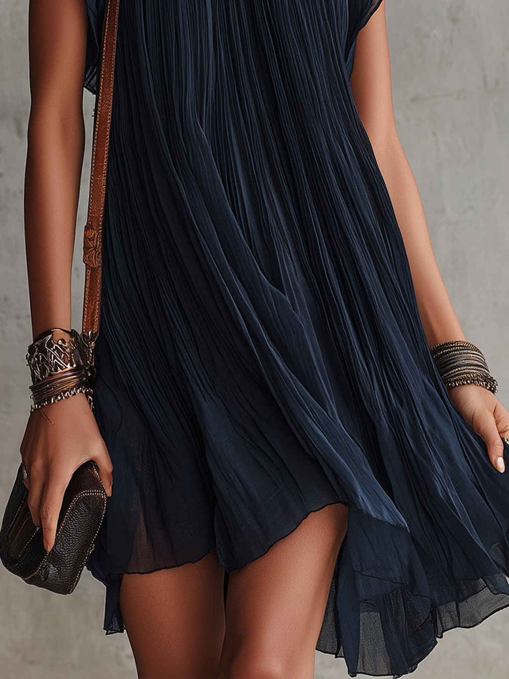 ALBI | Vestido mini plisado de chiffon bordado con flores azul marino
