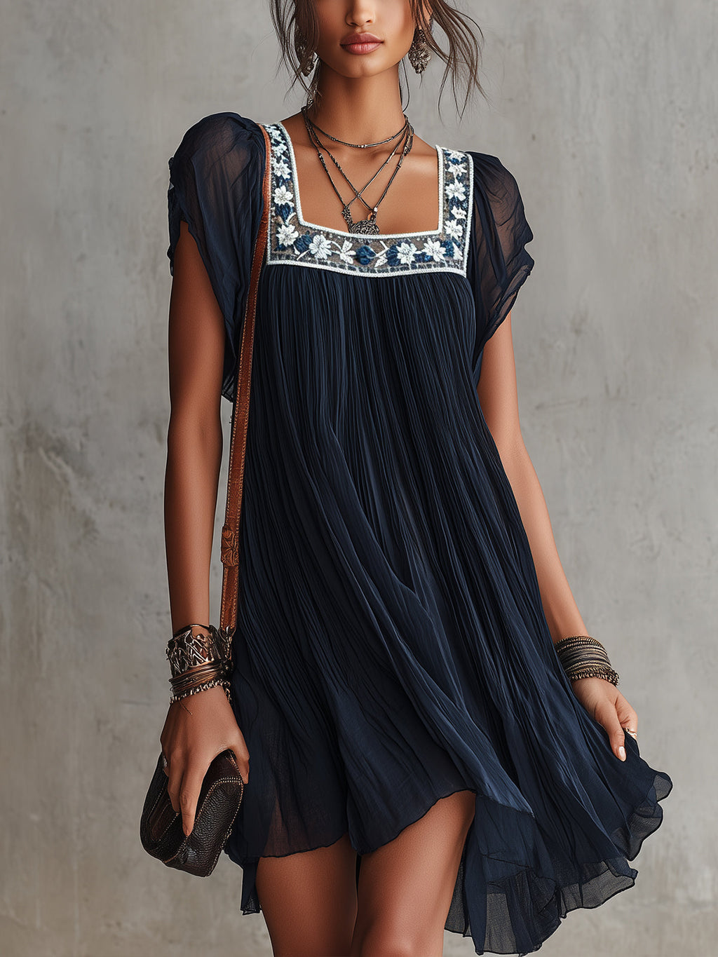 ALBI | Vestido mini plisado de chiffon bordado con flores azul marino