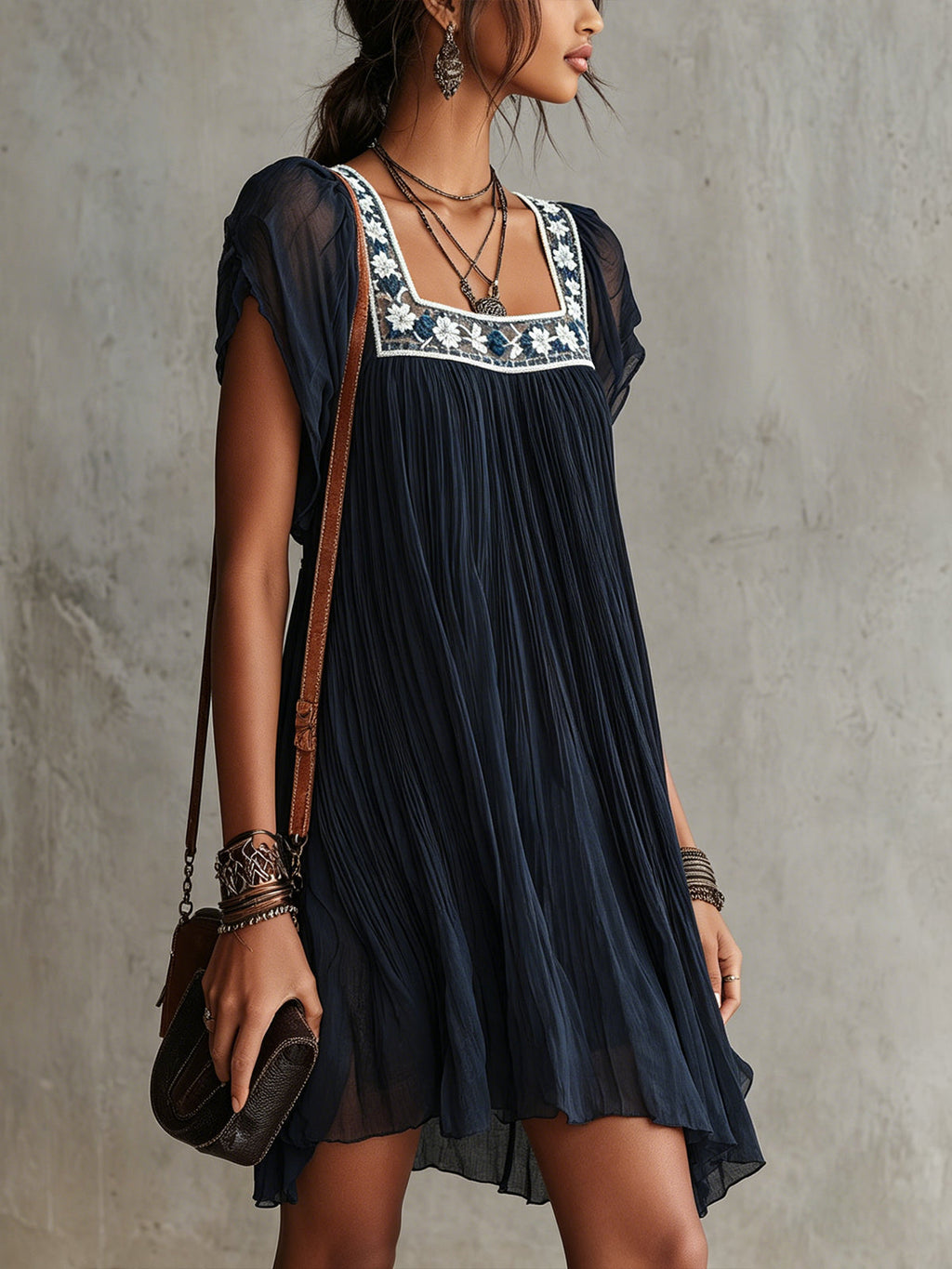 ALBI | Vestido mini plisado de chiffon bordado con flores azul marino