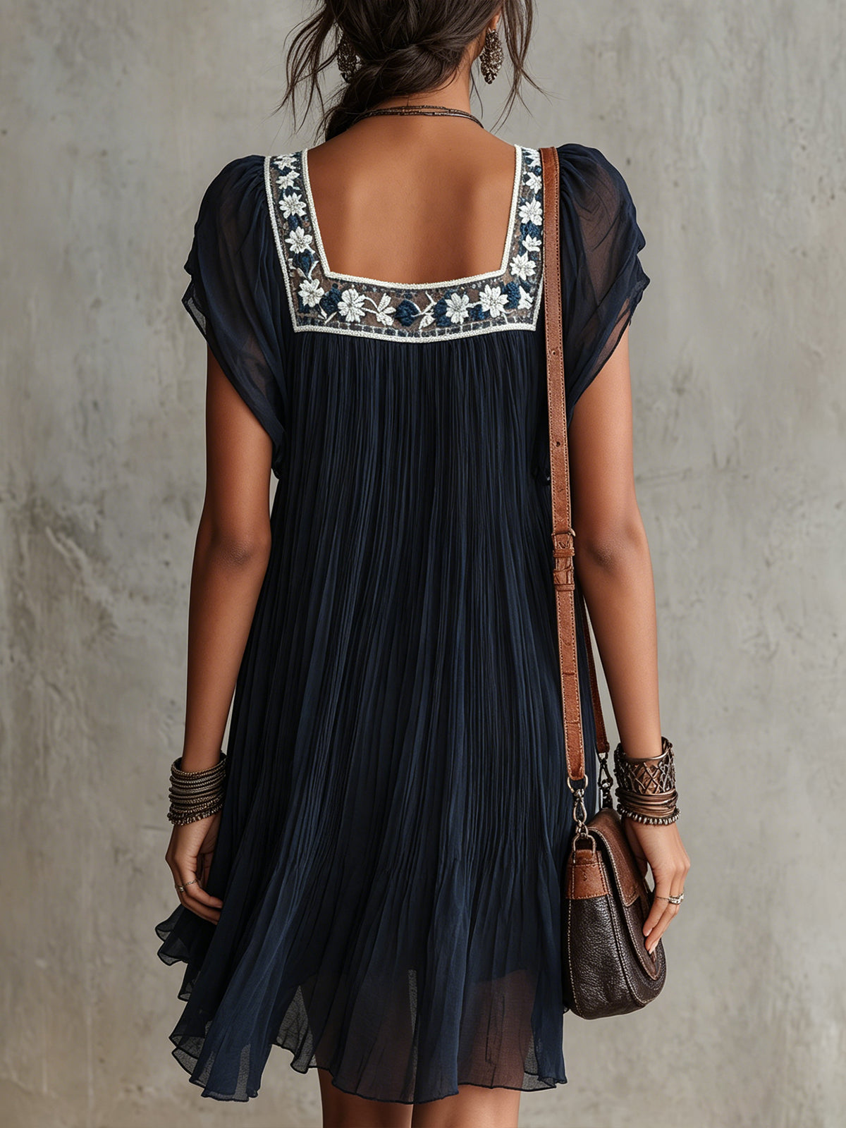 ALBI | Vestido mini plisado de chiffon bordado con flores azul marino