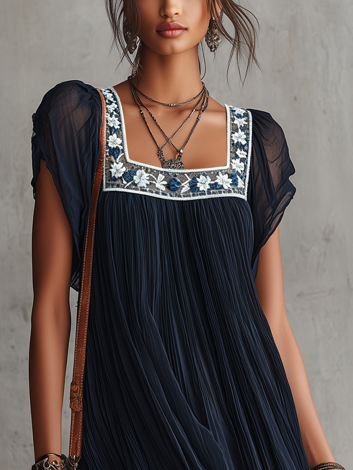 ALBI | Vestido mini plisado de chiffon bordado con flores azul marino