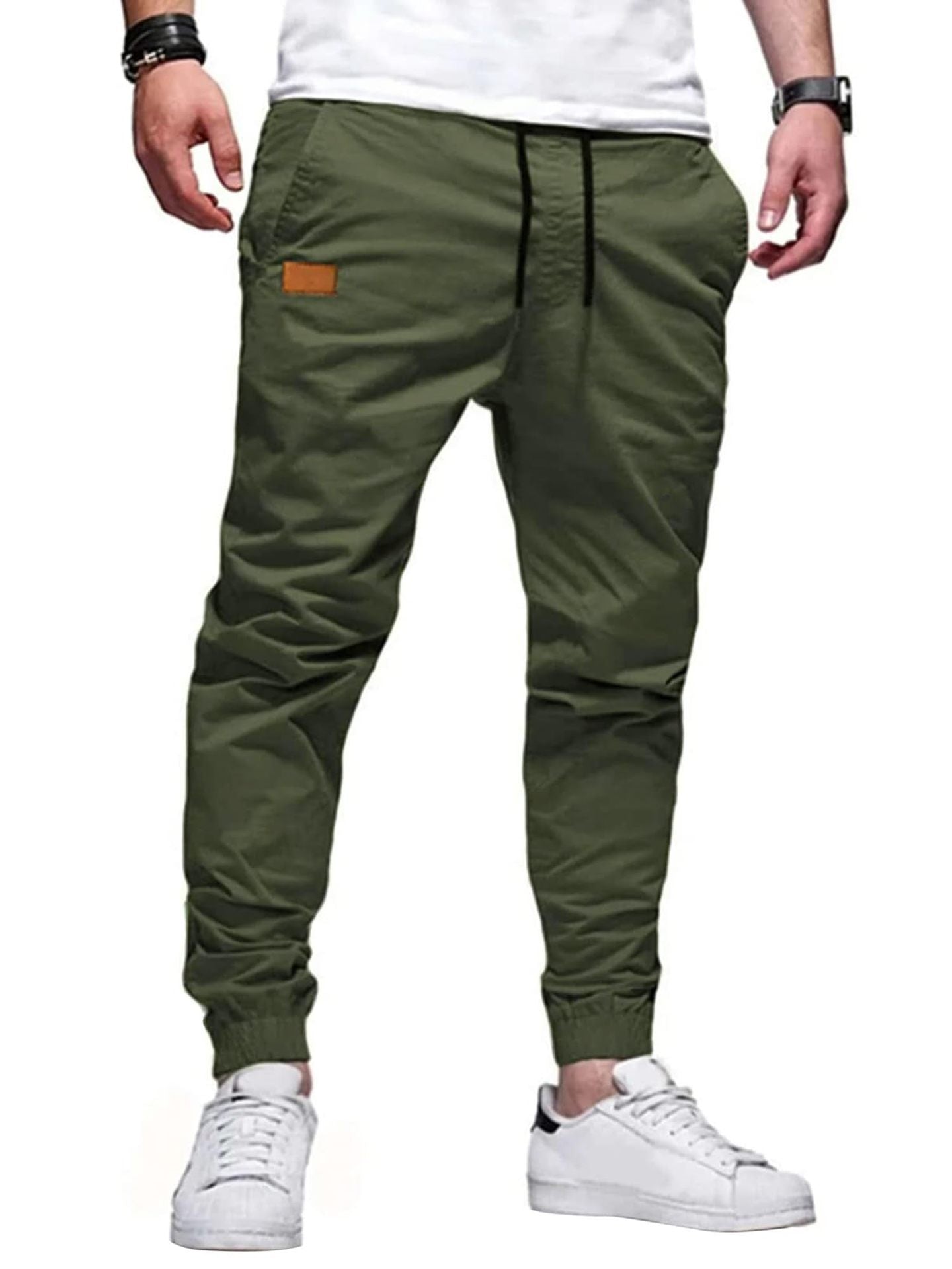 Pantalones casuales rectos con tejido elástico ALBI - color verde - puesto en modelo