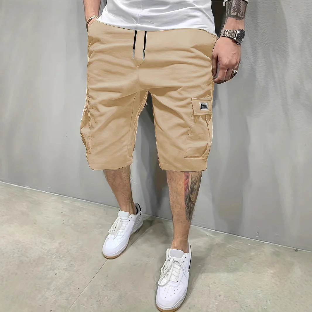 Pantalones cortos cargo de hombre ALBI - Pantalones cortos tipo cargo - puesto en modelo