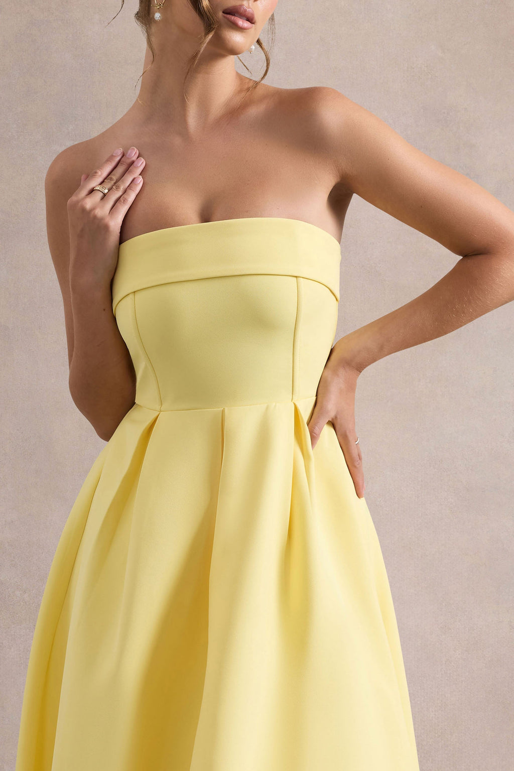 ALBI | Elegante vestido midi con escote sin hombros