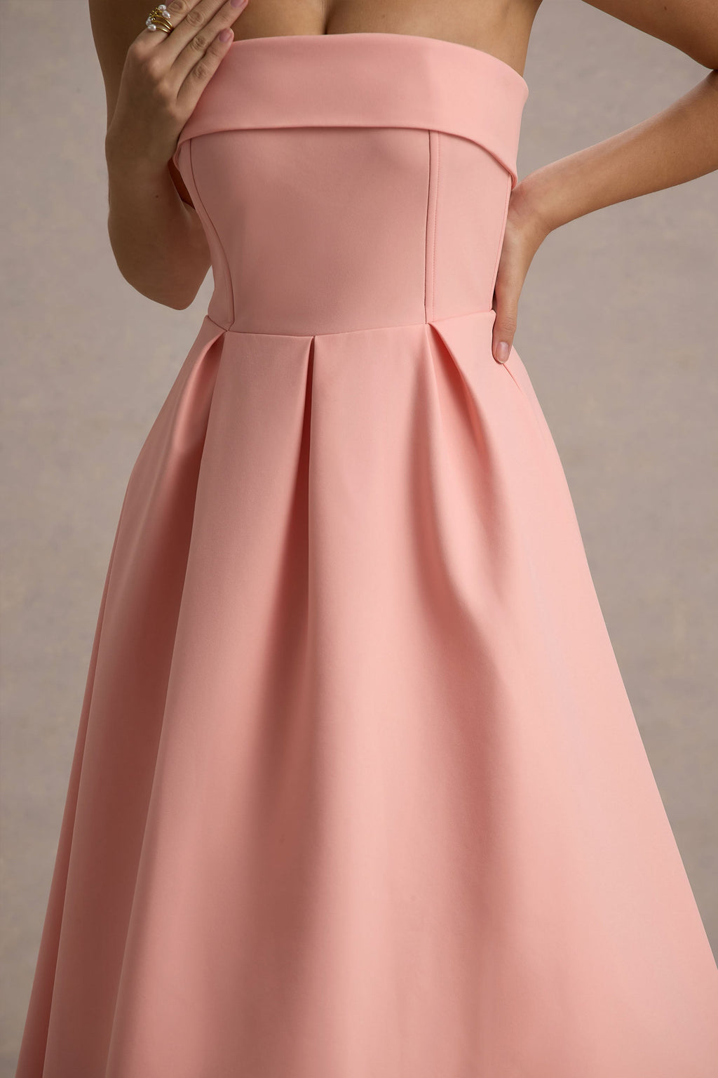 ALBI | Elegante vestido midi con escote sin hombros