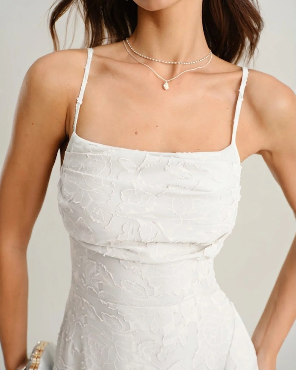 ALBI | Vestido largo lencero de jacquard blanco con cruz en forma de X