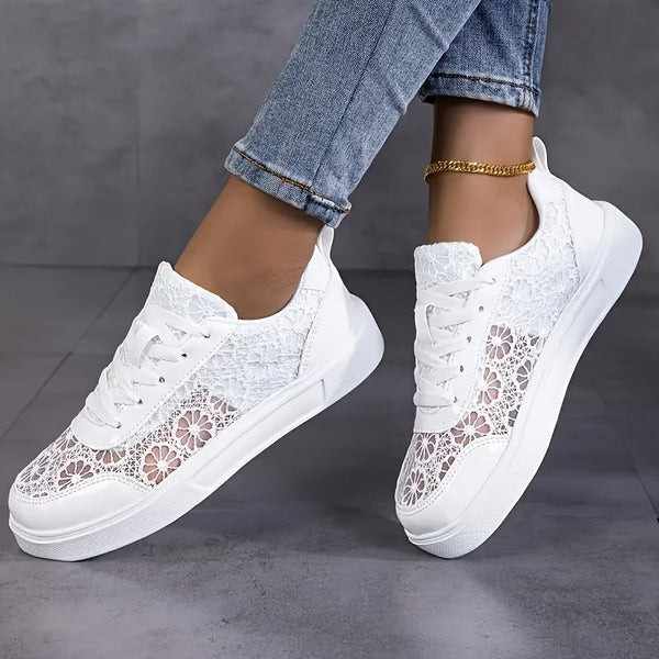 Camille | Elegantes zapatillas con cordones ALBI - puesto en modelo